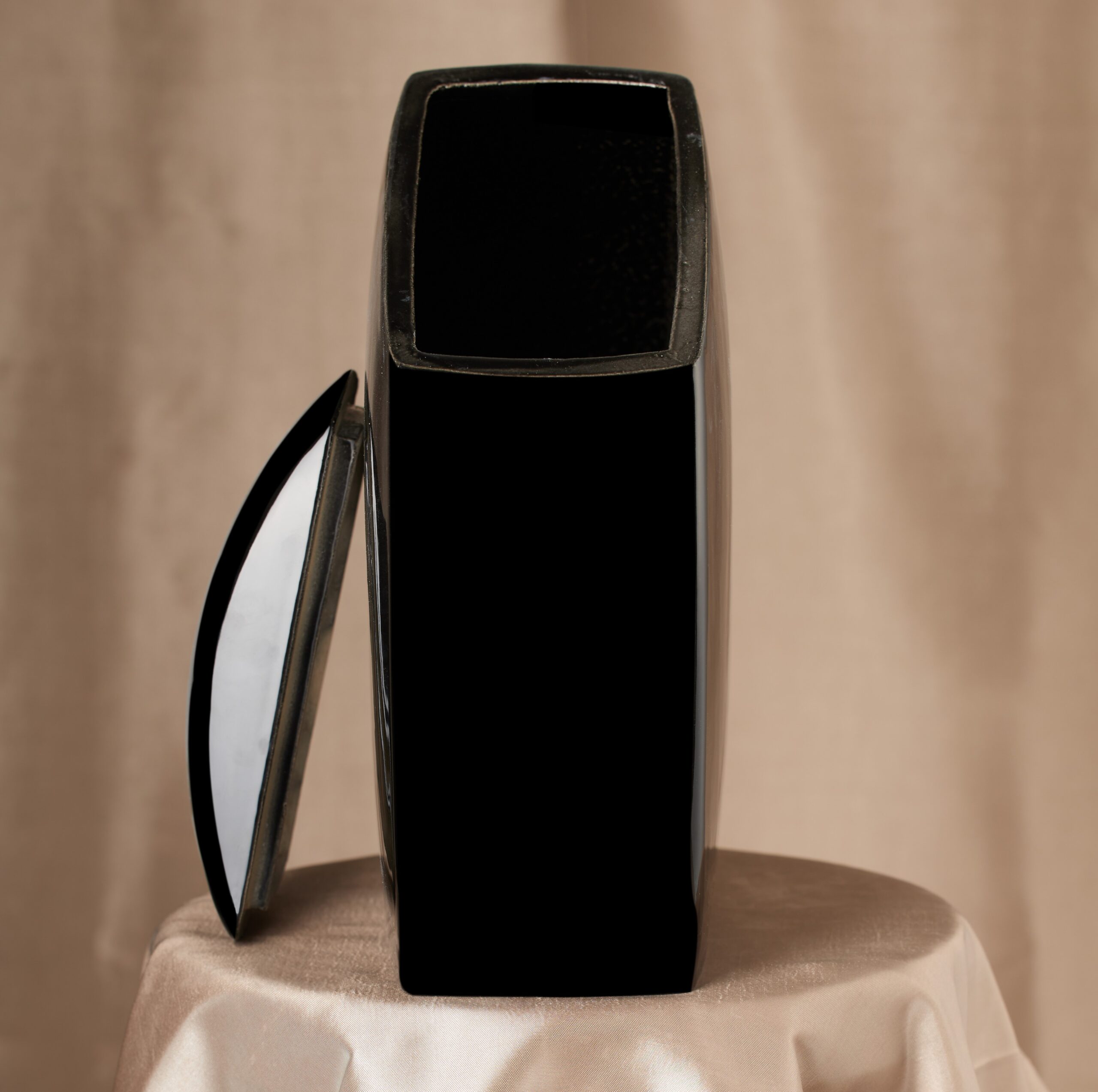 overledene, urnen, urn, gedenkartikelen, keramiek, ambachtelijk, hoge kwaliteit, zwart, cilinder