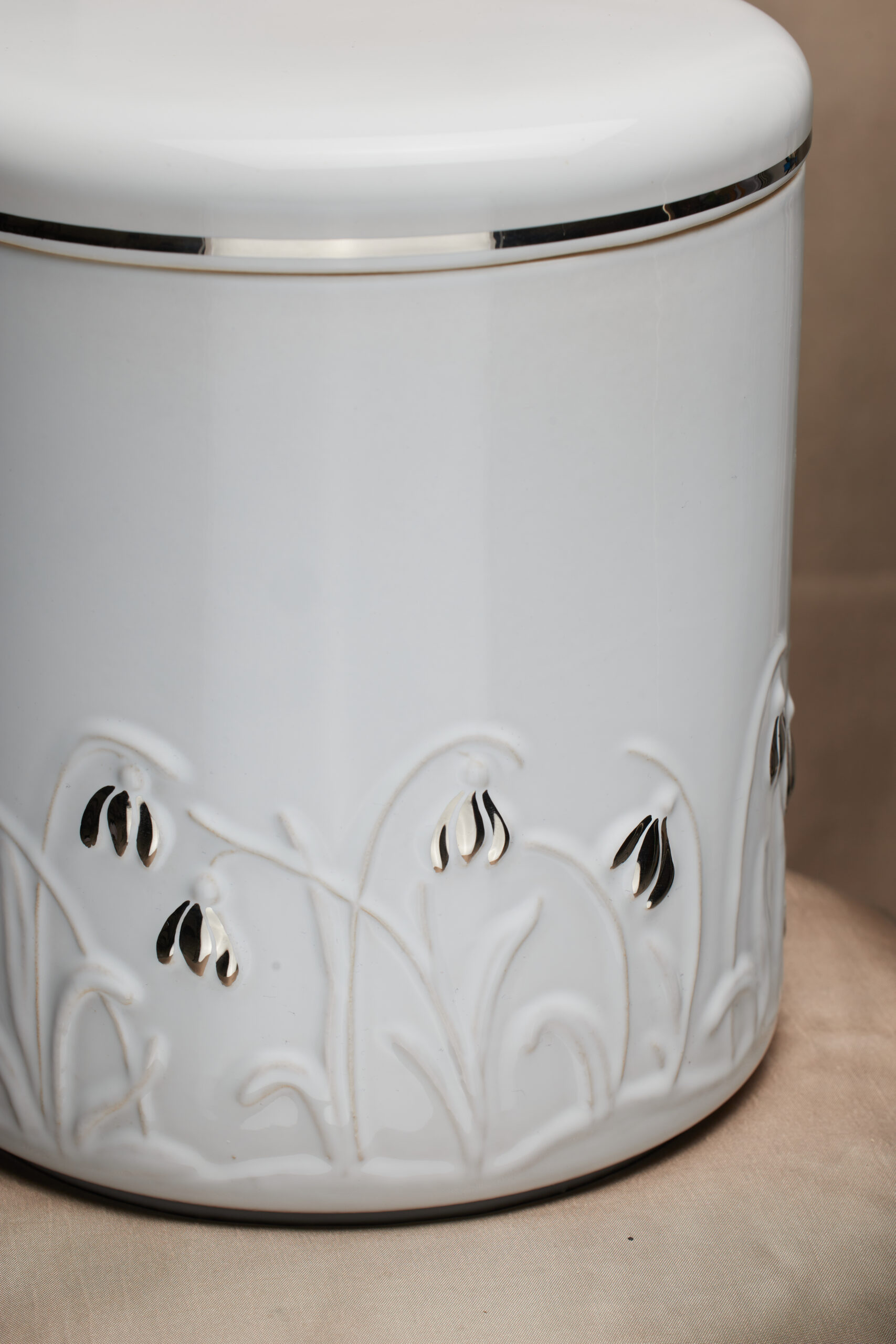 urn, spiritueel, verbinding, thuis, huisdieren, uniek, productie, fabricage, wit, goud, bloemen, rust, hiernamaals, keramiek,