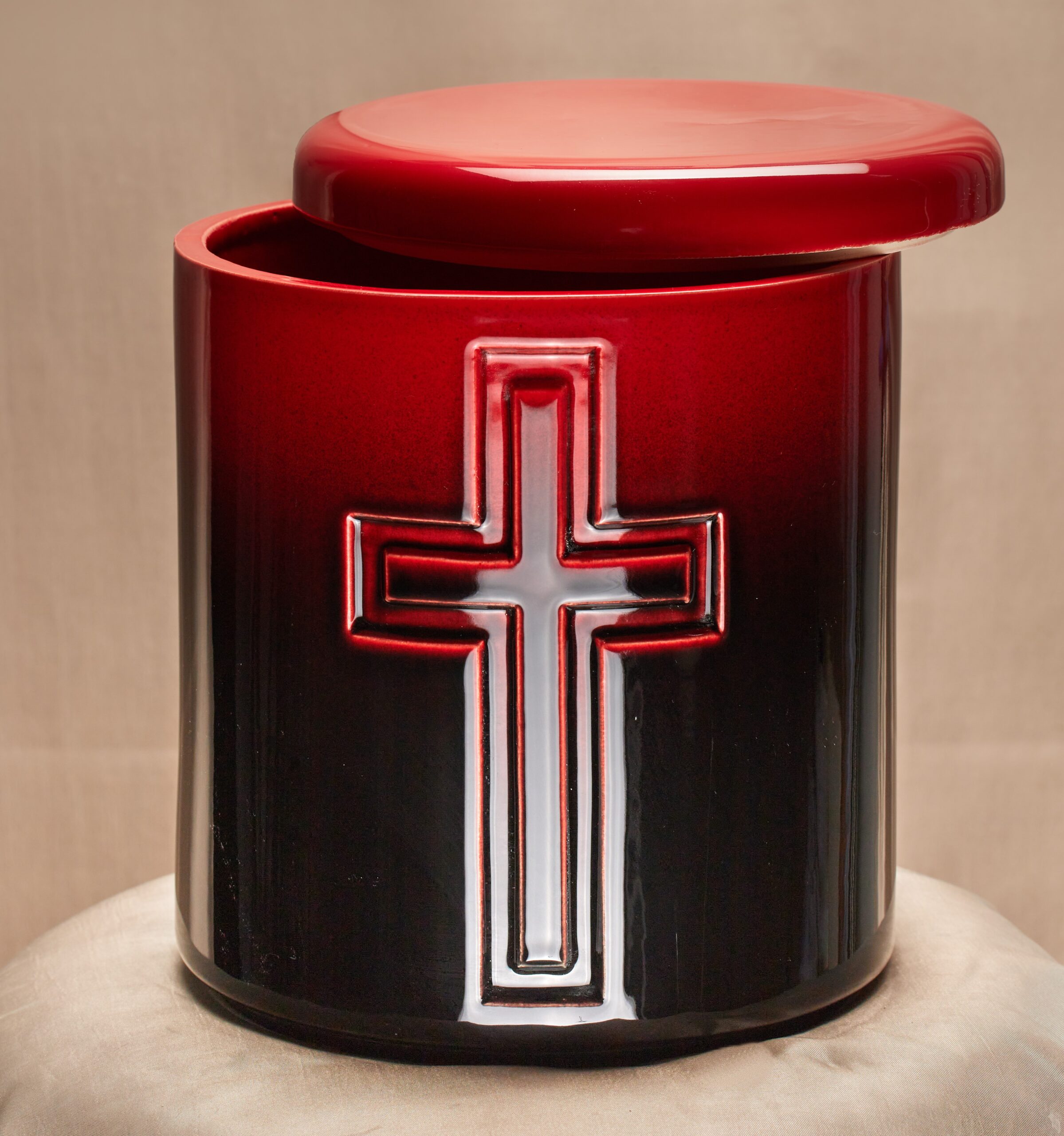 urn, urnen, overledene, gedenkartikelen, keramiek, ambachtelijk, hoge kwaliteit, rood, kruis, christelijk, christendom, Jezus, God