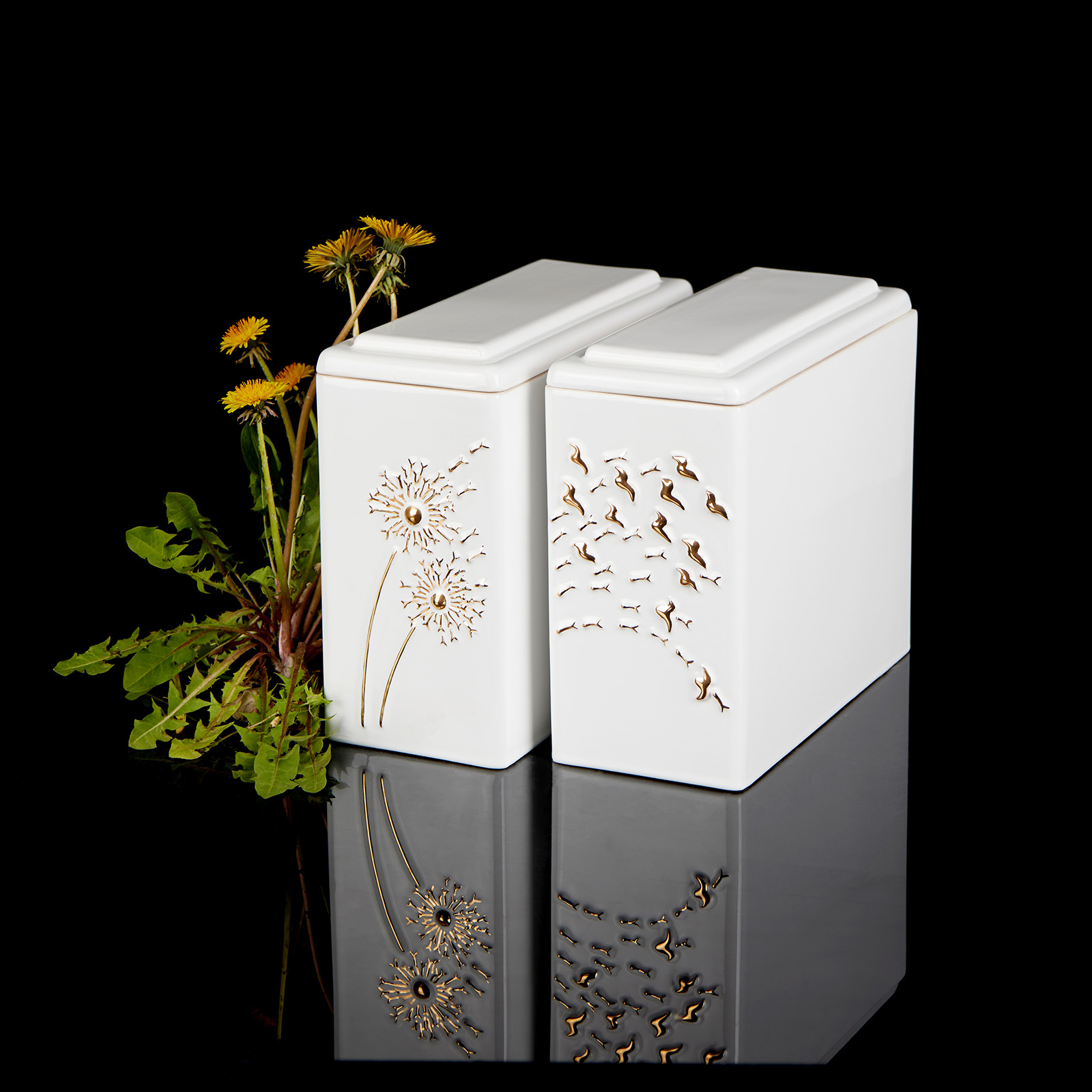 "We vliegen verder op de vleugels van de wind" (set van twee urnen)